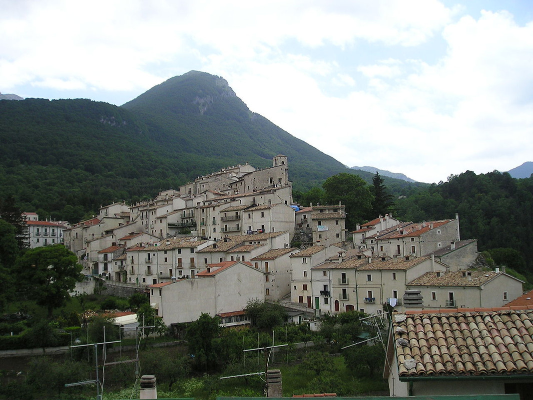 1280px-Cividella_Alfedena_-_Scorcio_del_Paese