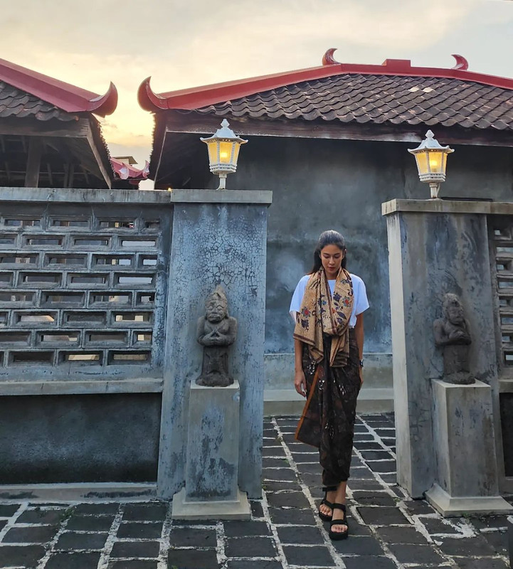 Pesona anggun Dian Sastrowardoyo tampil berkain saat liburan ke Kota Solo.