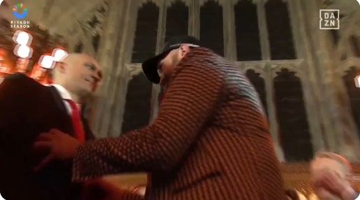 Тайсън Фюри гъделичка Александър Усик при заставането им лице в лице