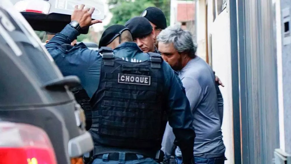 Homem entra em viatura do Choque.