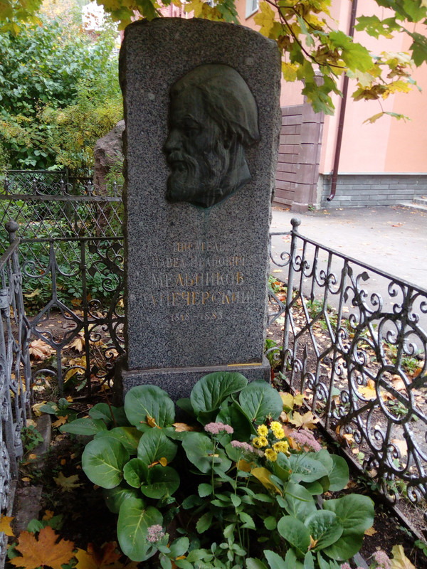 Могила_Мельникова-Печёрского,_Пушкинское_кладбище