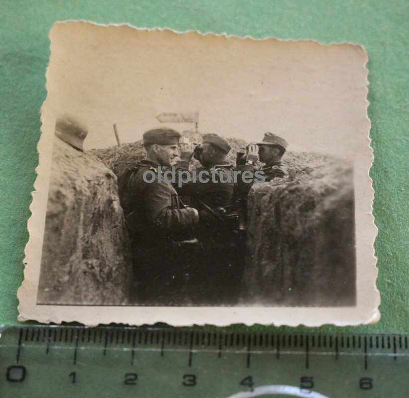 Foto - drei Soldaten im Schützengraben zwei mit Ärmelschild 1943