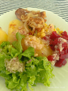 Crudités, poisson et oignon frit