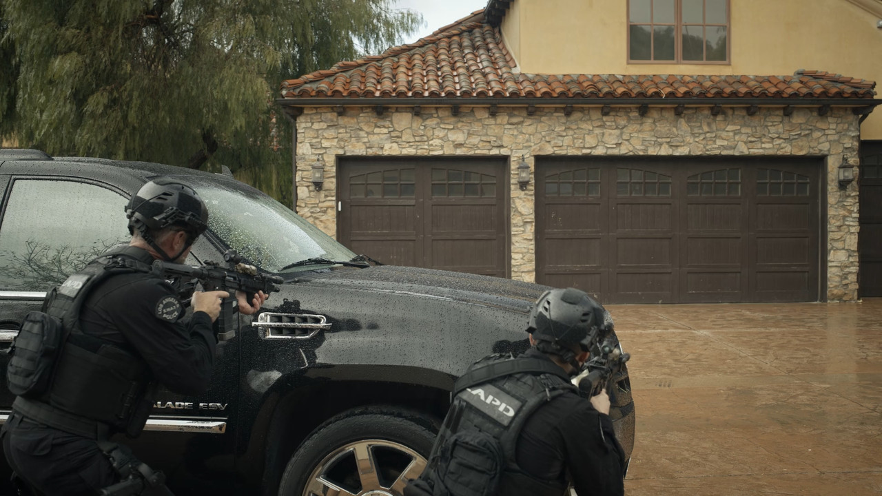 S_W_A_T 2022 S06E20 Netflix 1080p WEB DDP x264-NM21vi.mkv_snapshot_33.15.994