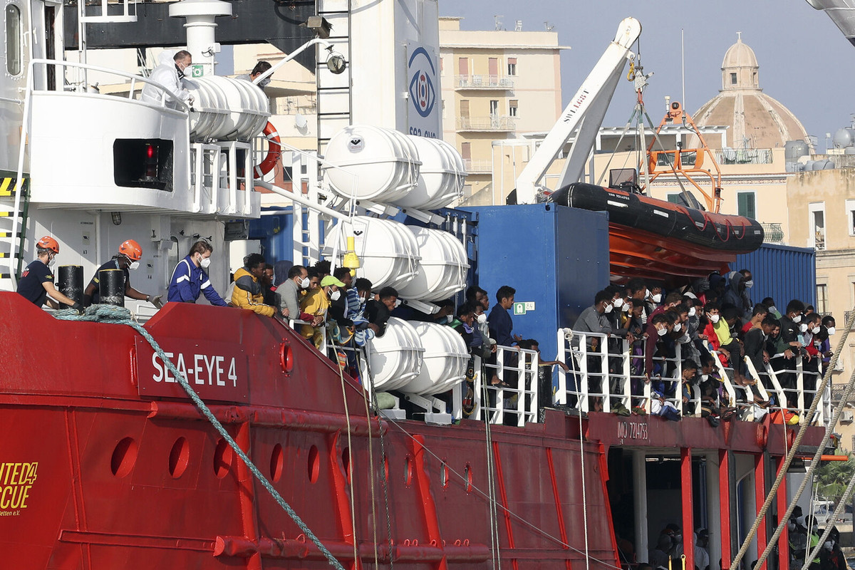 Barco de rescate alemán con 800 inmigrantes llega a puerto de Italia