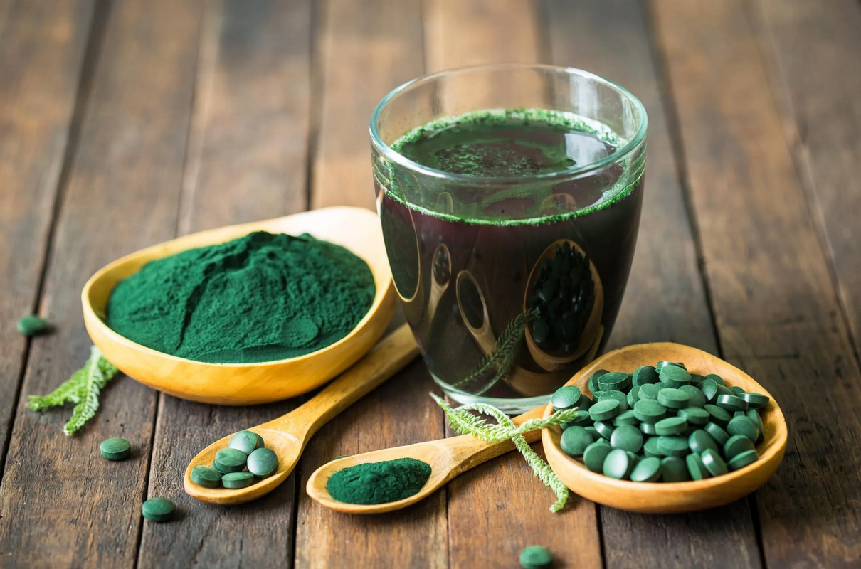 ¿Cómo se debe tomar la espirulina y para qué sirve?