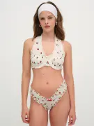 1126074872-Q0-OF-DET.webp