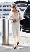 Angelina-Jolie-Nip-JFKAirport98