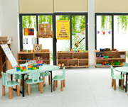 Phòng học hiện đại với lều đồ chơi