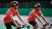 [Imagen: Sergio-Perez-Max-Verstappen-Red-Bull-For...11e910.jpg]