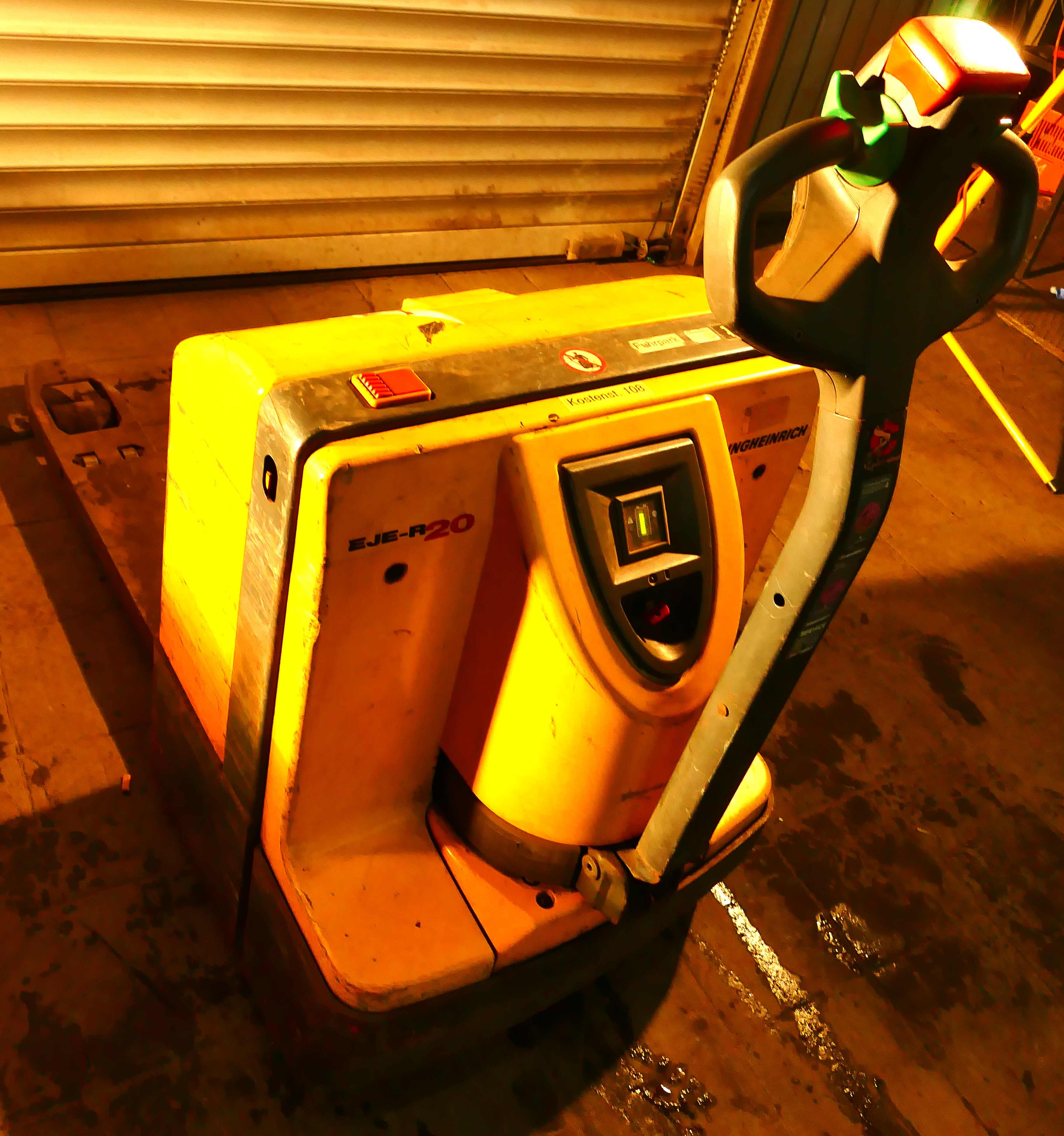 Jungheinrich EJE R20 Elektrohubwagen Gesamtansicht schräg vorne