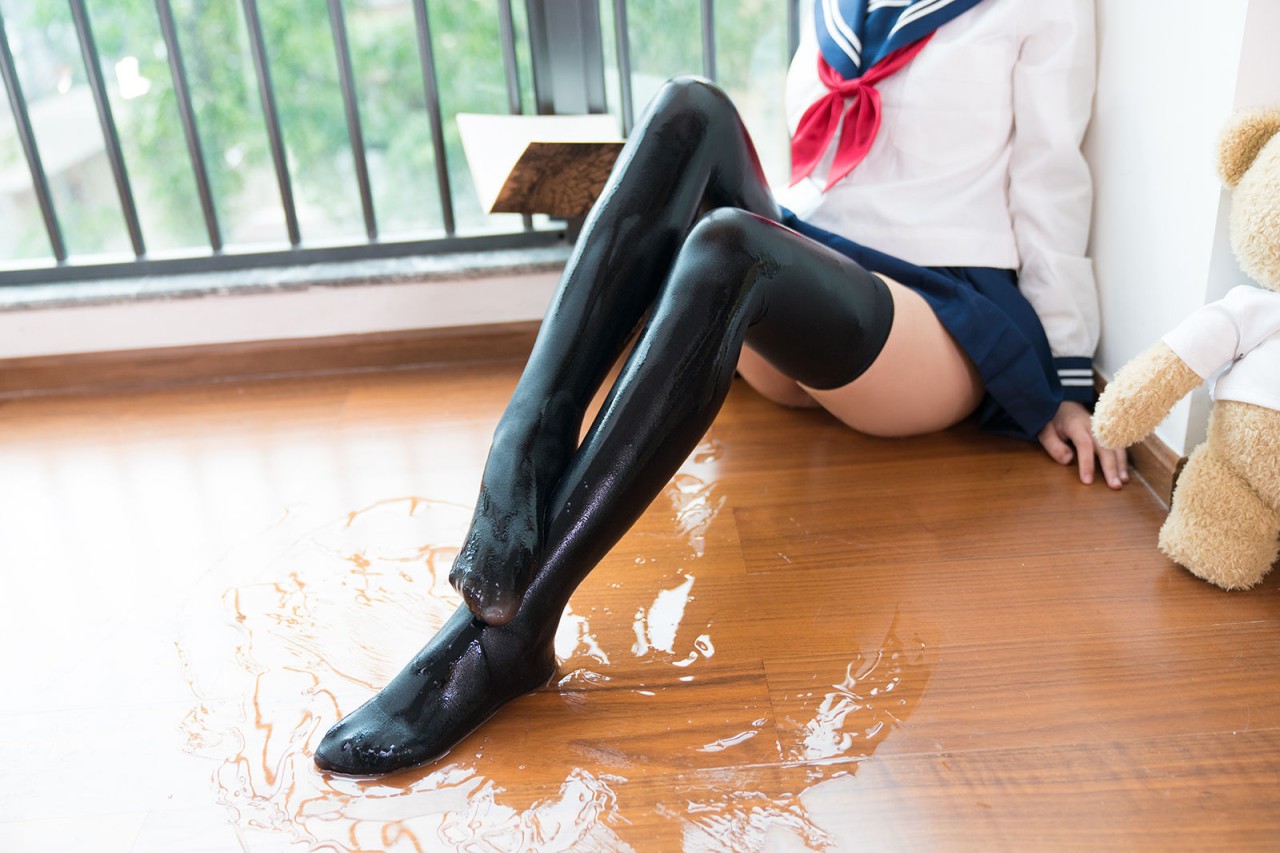 铭 铭 kizami《湿湿的JK》写真，家里湿湿的活力瞬间插图1