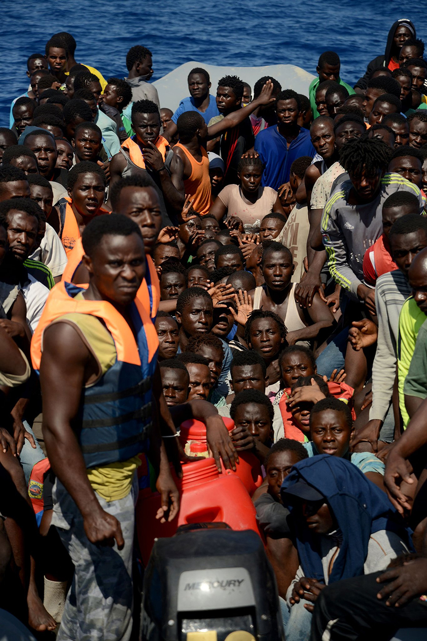 Grupo numeroso de hombres jóvenes en una imagen que alimenta la discusión sobre inmigración, demografía y pensiones
