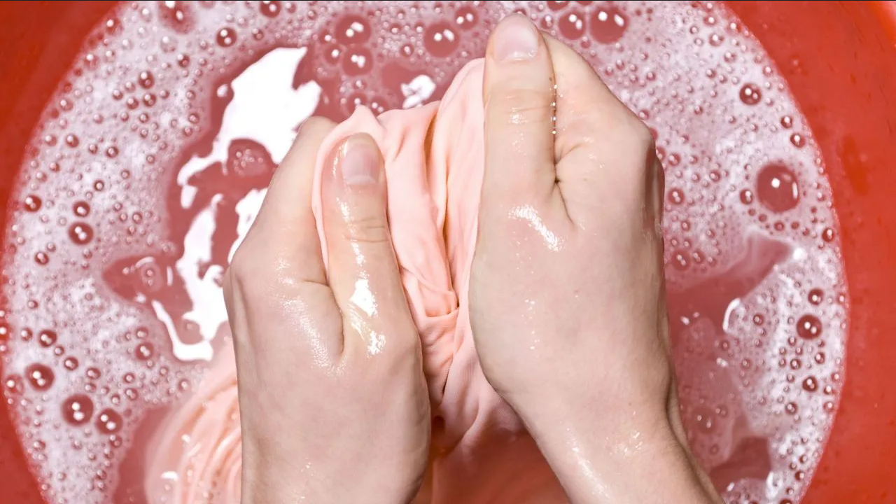 ¿Manchas de frutos rojos en tu camisa? Soluciona el problema con este truco