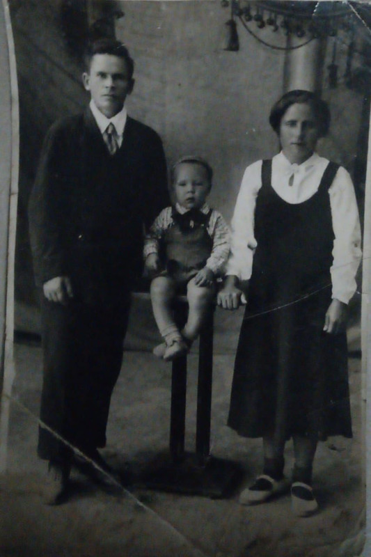 Молотков Александр Феногенович с женой Верой Семеновной и сын Анатолий (мой дедушка)