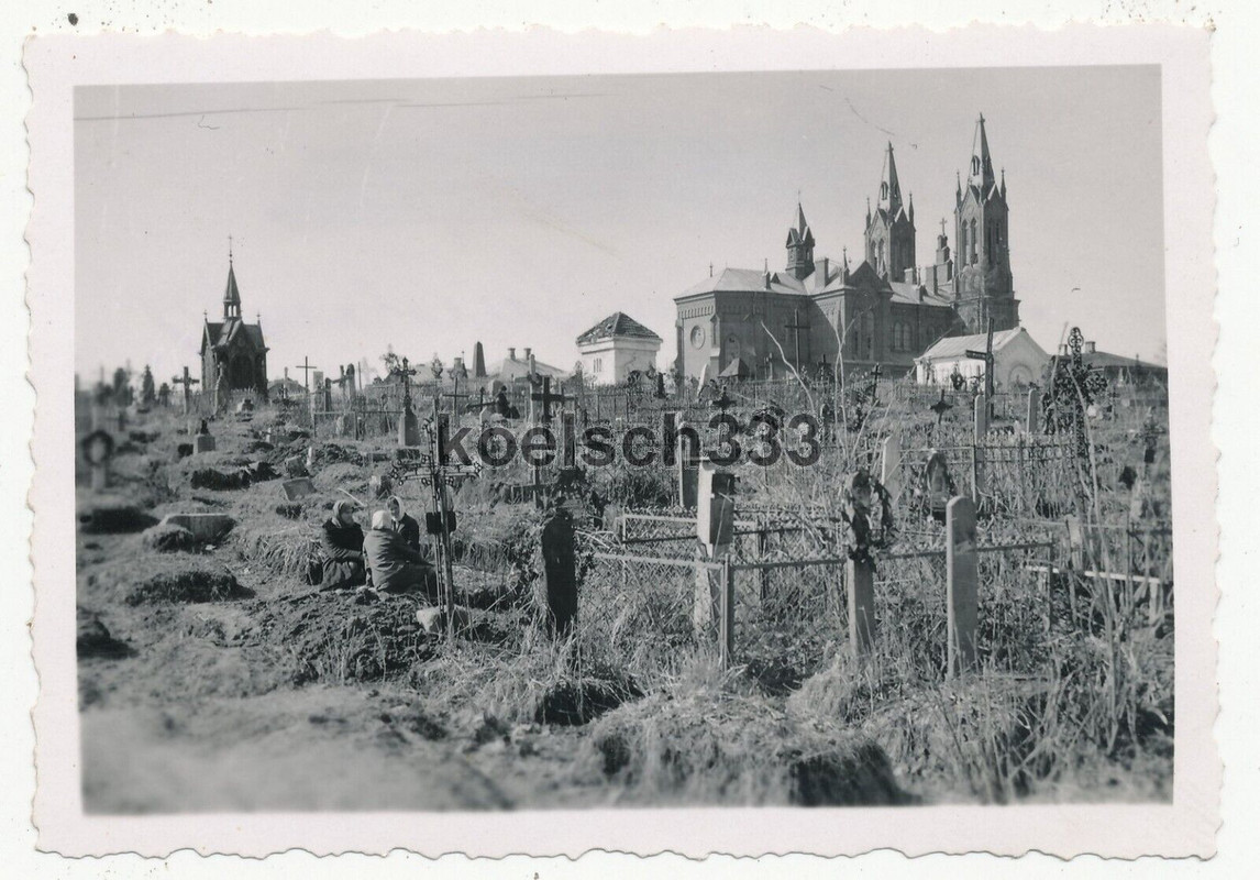 Foto Frauen an Gräbern auf dem Friedhof mit Kirche in Smolensk Russland 1942