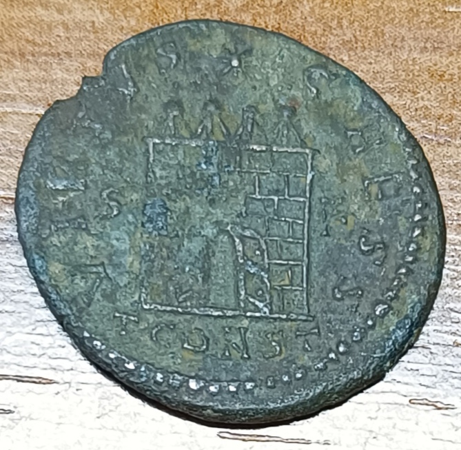 AE3 de Constantino II. VIRTVS CAESS. Puerta de Campamento. Arlés Moneda-09-R