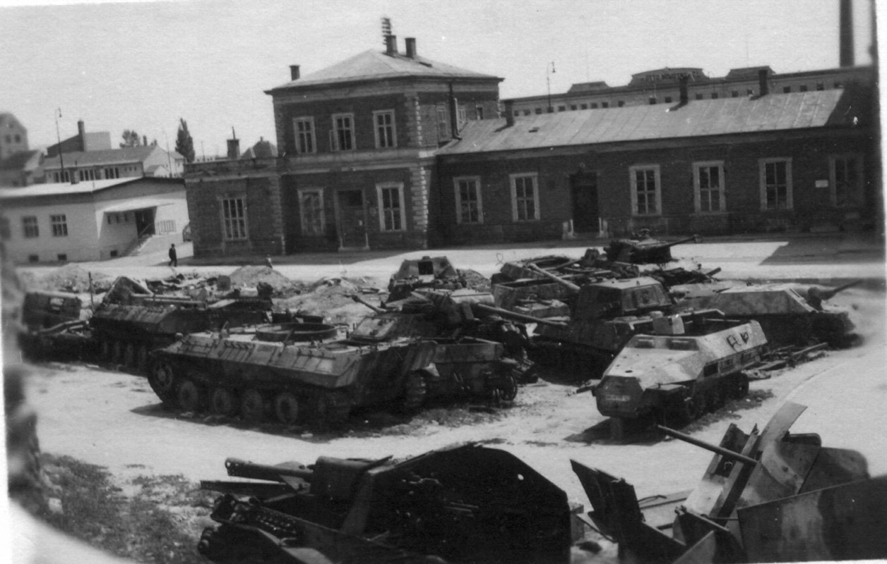 Armes et équipements abandonnés à Znojmo (Tchécoslovaquie) Zno7