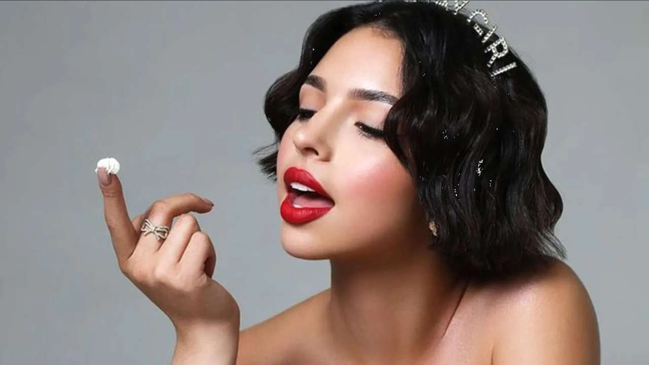 En strapless, Ángela Aguilar celebra su cumpleaños como nunca