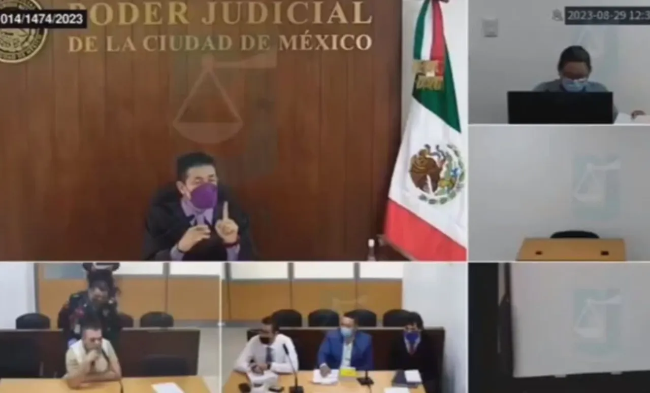 Acusado de violencia familiar ataca a un juez en plena audiencia: Video