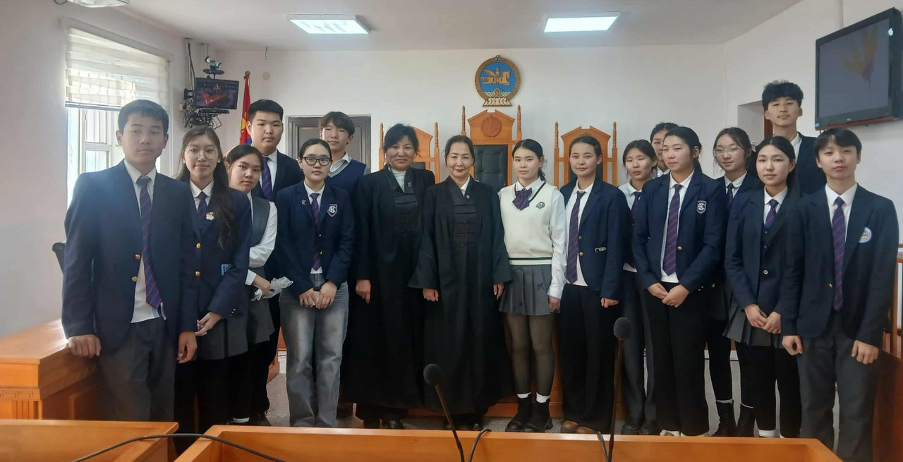 Сурагчид шүүхийн үйл ажиллагаатай танилцлаа.