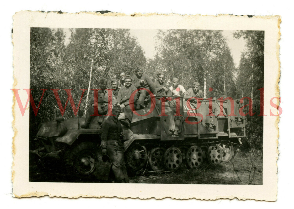 Foto Raketen Panzerwerfer Wurfrahmen 40 Sd Kfz 251 Stuka zu Fuß