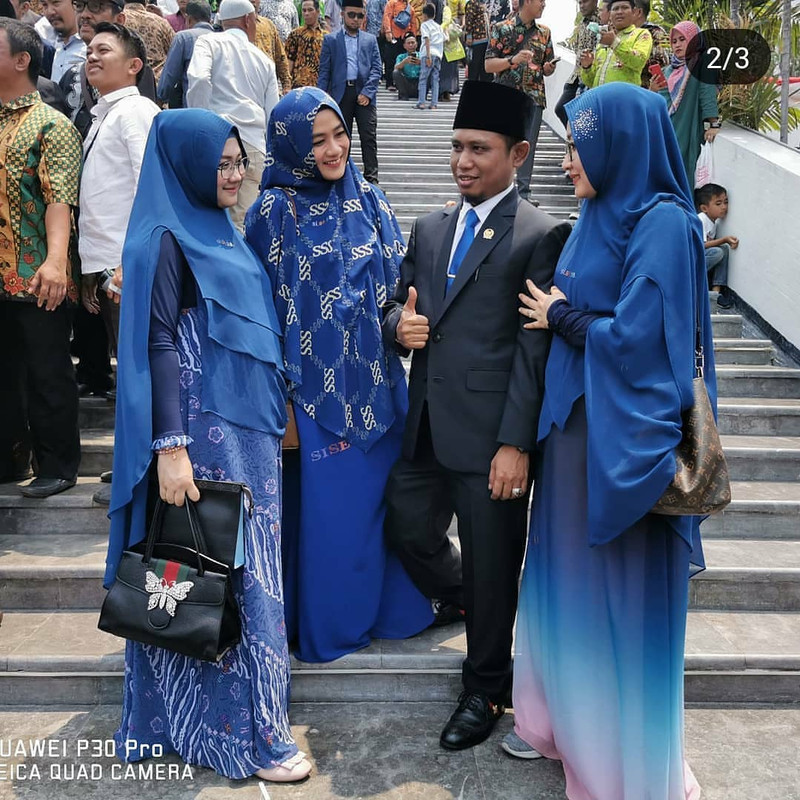 Anggota DPR RI Lora Fadil dan ketiga isterinya.