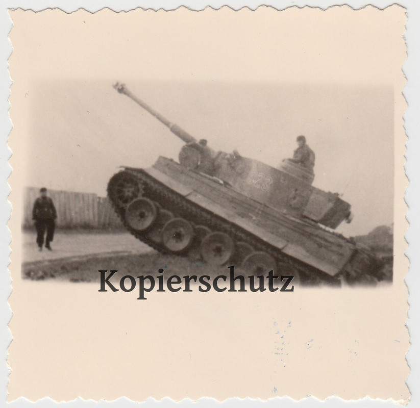 Foto 2. Wk Wehrmacht Tiger Panzer im Gelände Turmnummer 323 Sold