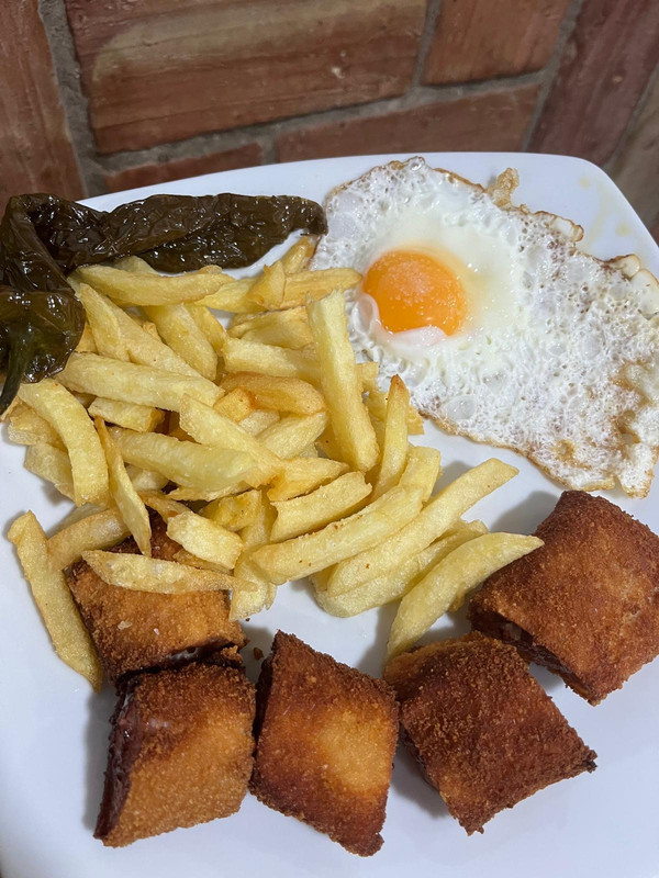 Flamenquín con patatas y huevo