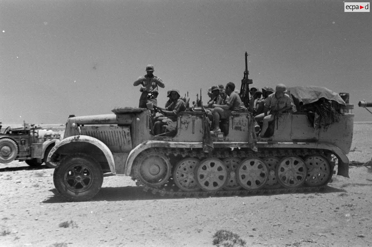 Les servants d'une pièce de 8,8 cm FlaK installée à bord d'un SdKfz-8 du I-FlaK-Rgt-18.