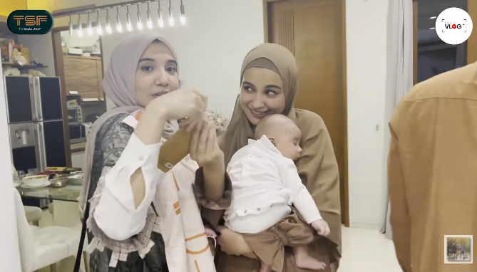 Shireen Sungkar berikan amplop berisi uang THR untuk Ukkasya kepada Zaskia Sungkar