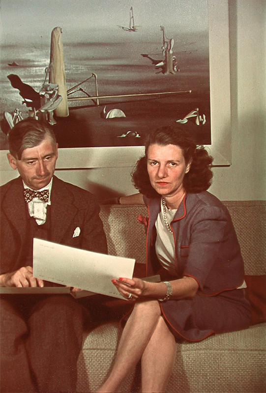 Peggy-Guggenheim-and-herbert-Read-sitting-on-a-couch-Paris-1939