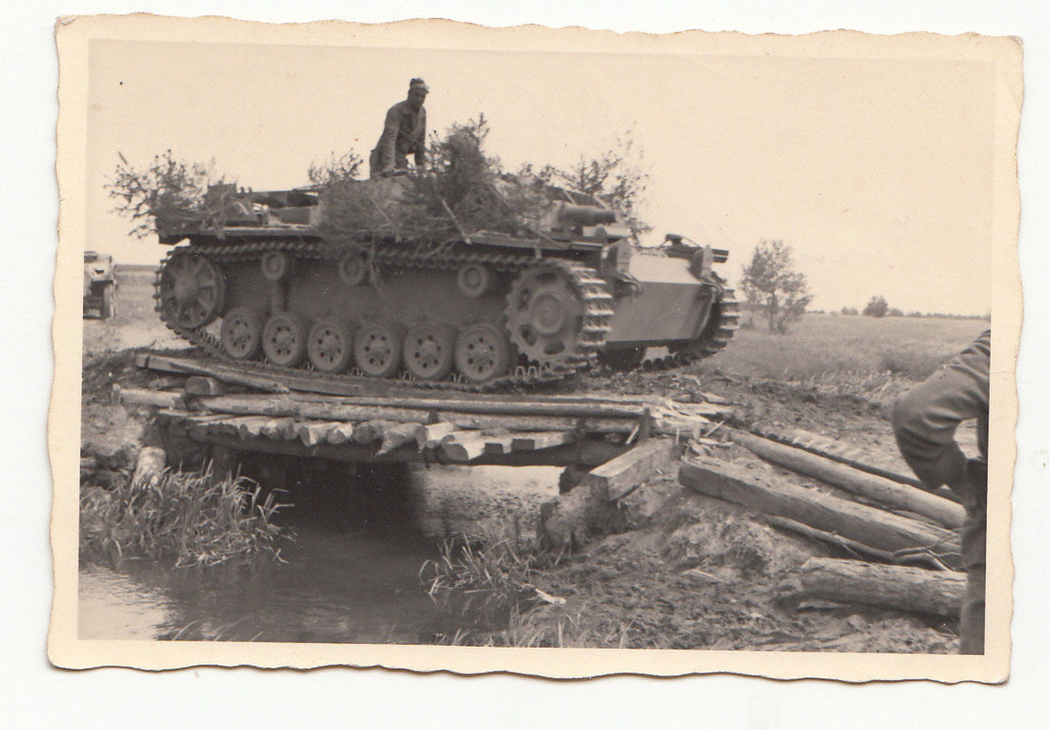 Sturmgeschütz Panzer Tarn Brücke Vormarsch auf S