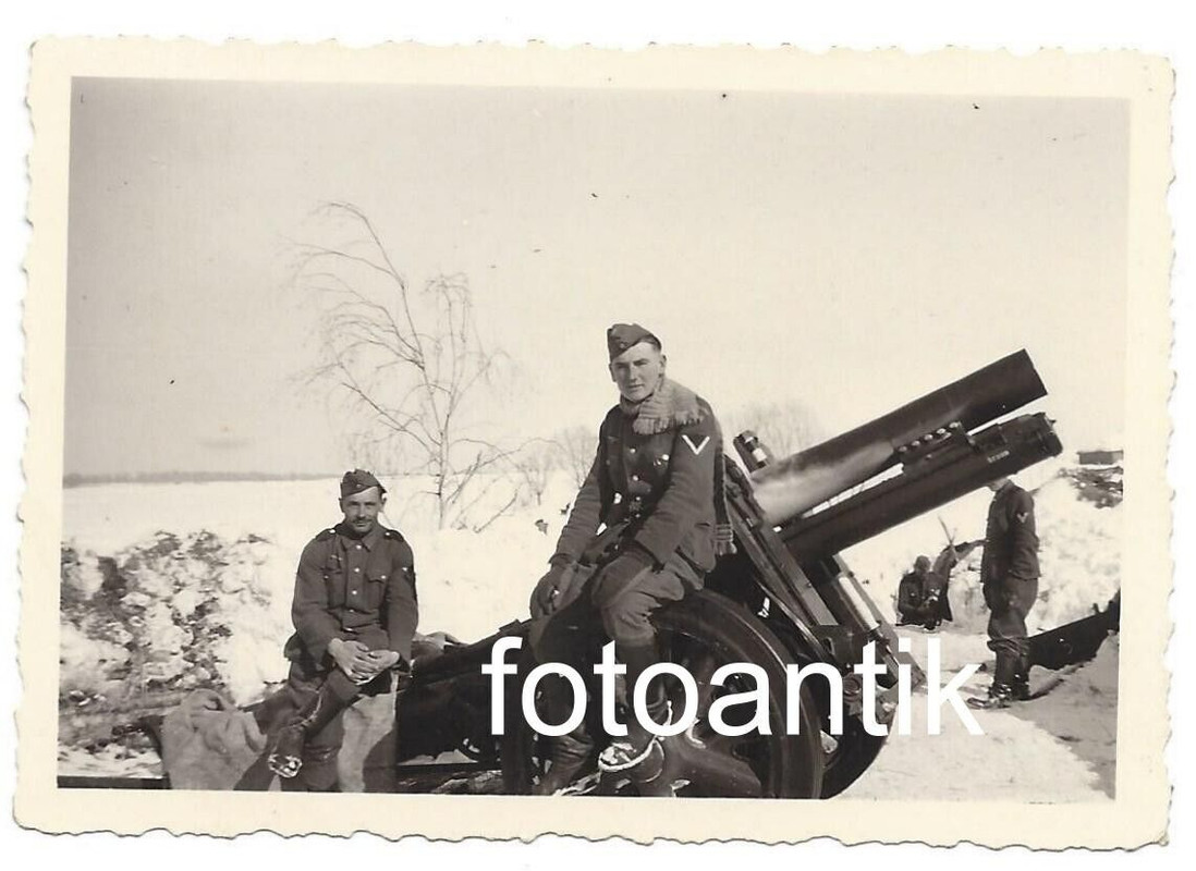 Foto 2 WK Ostfront Winterkampf Geschutz Haubitze in Stellung Soldaten