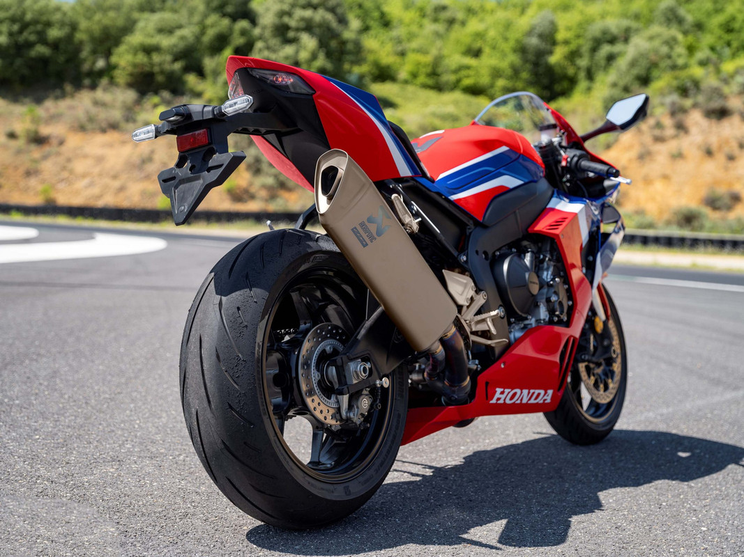 Спортбайк Honda CBR1000RR-R Fireblade 2022