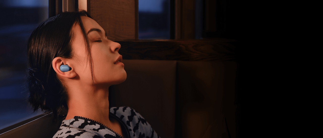 Audífonos Xiaomi Redmi Buds Essential en su estuche de carga.