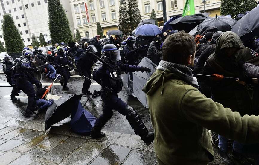 Affrontement entre des policiers fédéraux et des manifestants contre la nouvelle loi sécuritaire, à Columbia, le 25 mars 2020. Affrontement entre des policiers fédéraux et des manifestants contre la nouvelle loi sécuritaire, à Columbia, le 25 mars 2020.
