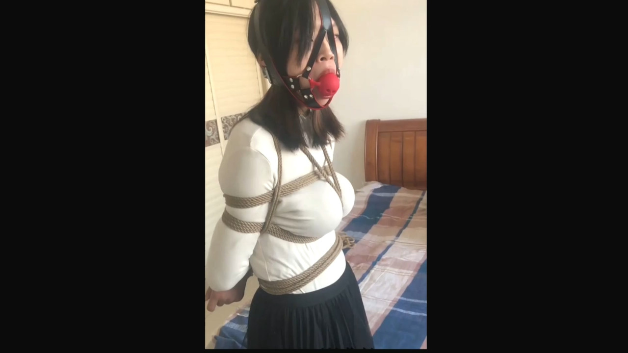 春雨の绳 大胸女孩雪儿的捆绑初体验.mp4_20211219_185244.415