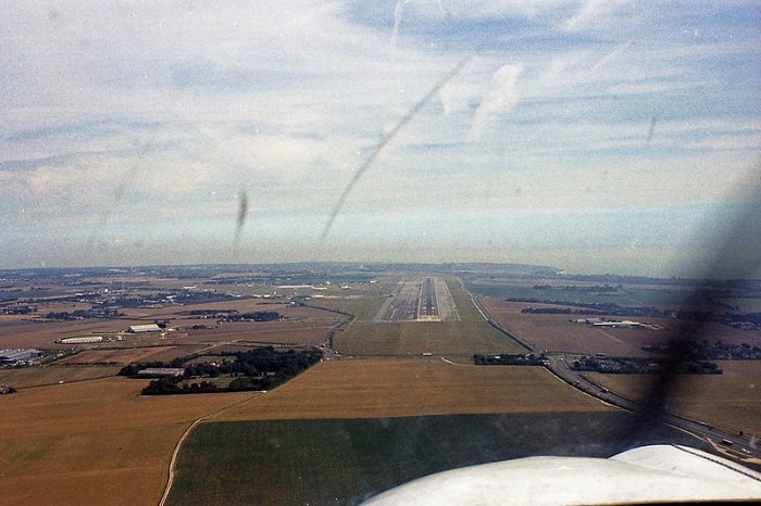 Bandara Manston, Inggris