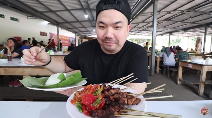 Momen Nex Carlos saat mencoba sajian kuliner di Sate Maranggi Haji Yetty.