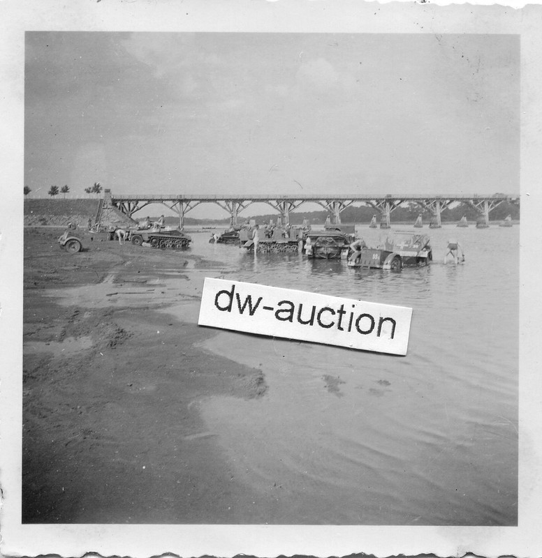 Sturmgeschütz Abt. , Soldaten nackt beim SdKfz w