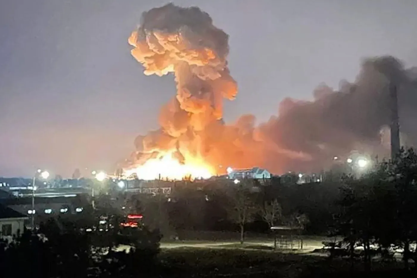 explosion issue d'un tir de missile balistique hotsalien sur un aérodrome militaire altrechtois