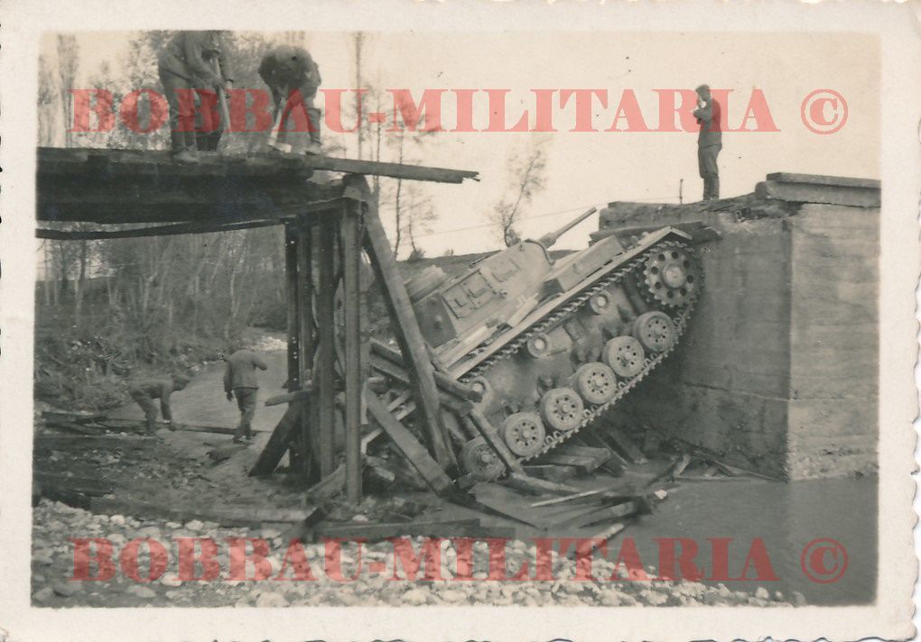 Panzerkampfwagen III eingebrochen in Brücke Panzer 3 Front comba