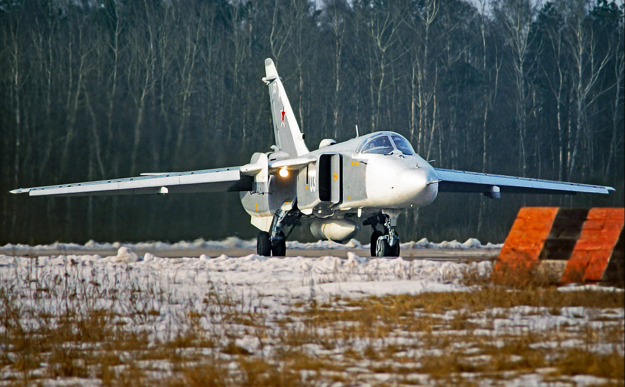 11 ORAP Su-24MR 03 White_0515323 (5)_Winter 1992-93 (6)