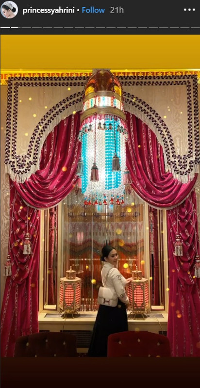 Syahrini berpose cantik di ruangan bernuansa merah