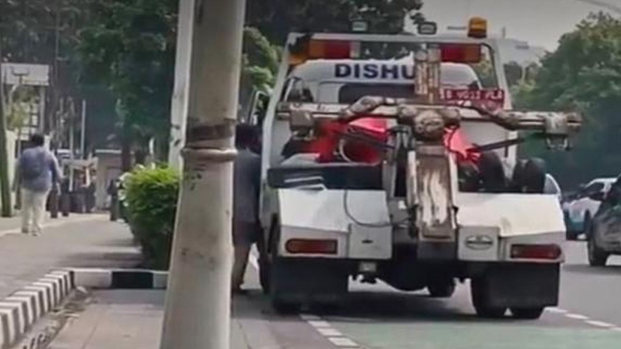 Hebob! Petugas Dishub Palak Sopir Bajaj di Jakarta