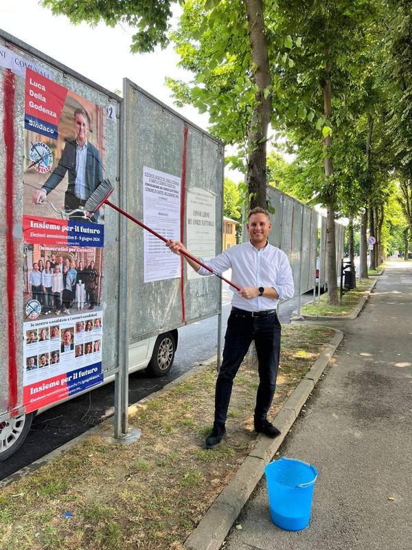 Vandalizzato il manifesto dei democratici per castello Vandalizzato il manifesto dei democratici per castello