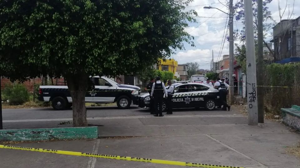 Localizan a un hombre con varios impactos de bala al interior de un domicilio