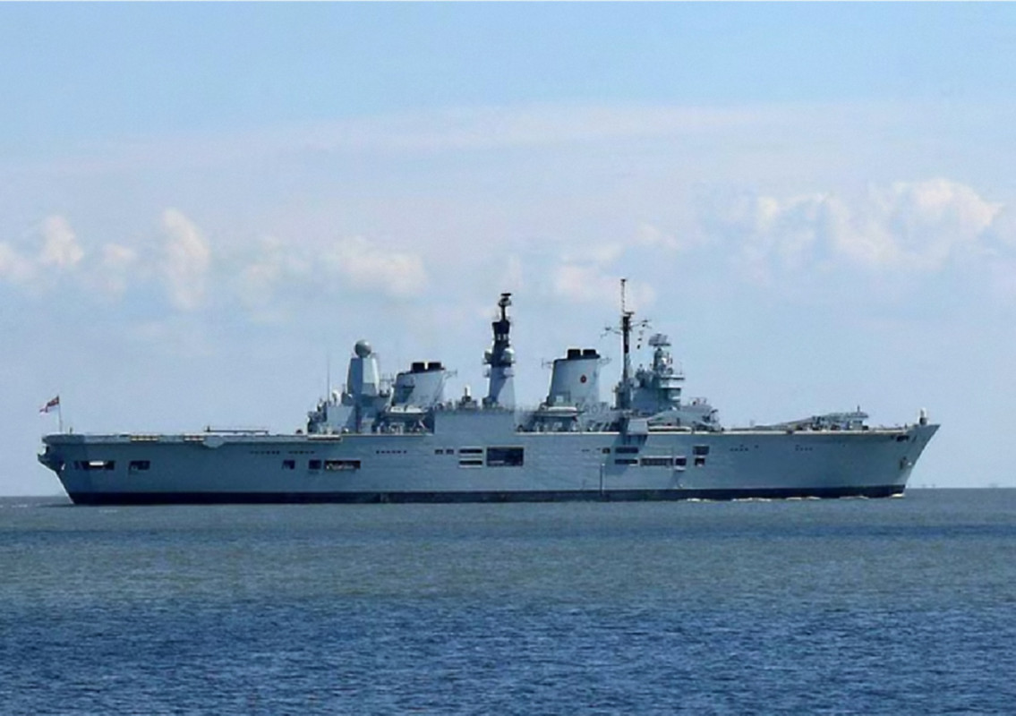 HMS Ark Royal (R.07) Куксхафен, река Эльба на пути в Гамбург, 30 мая 2007