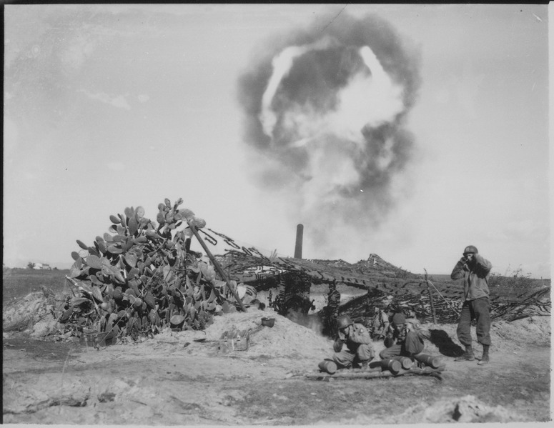 Un Long Tom en el momento del disparo en Italia el 13 de febrero de 1944